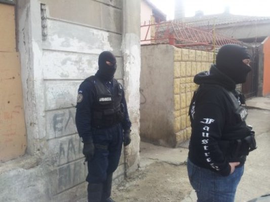 Percheziţii în Constanţa: mascaţii au întors pe dos casele unor traficanţi de persoane